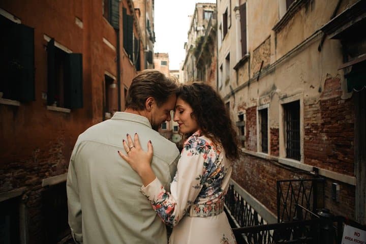 Photo session in hidden gems of Venice!