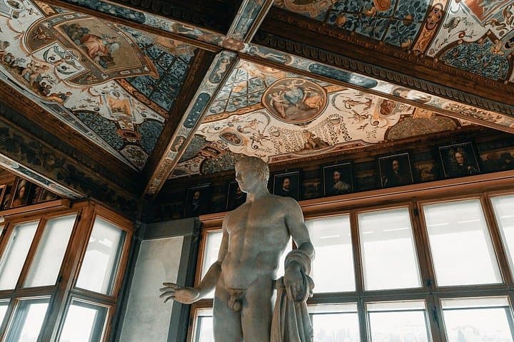 Uffizi Gallery Tour with Small Group and Expert Guide