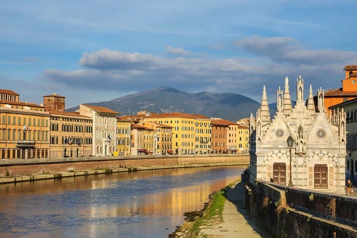 Pisa Self-Guided City Walking Tour & Scavenger Hunt