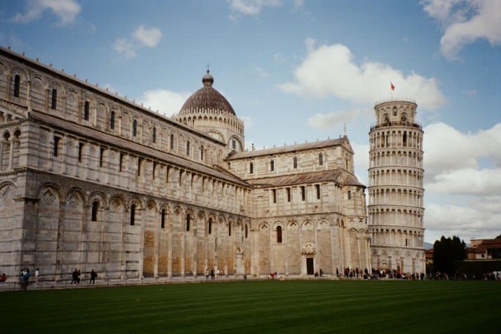 Pisa Self-Guided City Walking Tour & Scavenger Hunt