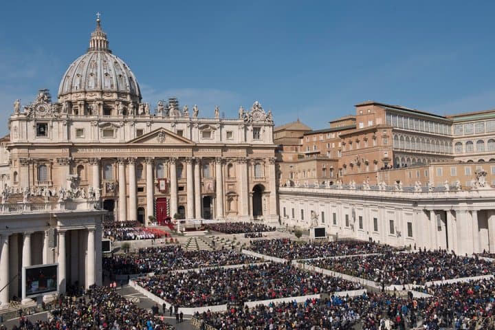 Rome : St. Peters Basilica accompanied Entrance With Dome Access