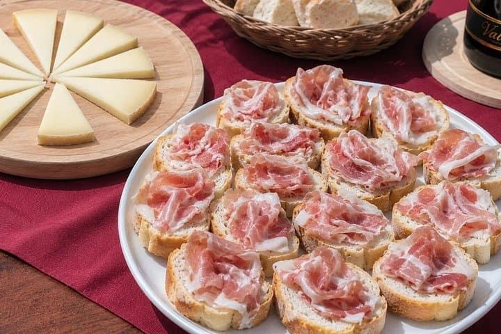 Vineyard Tour and 5 Wine Tasting in the Bardolino Hills