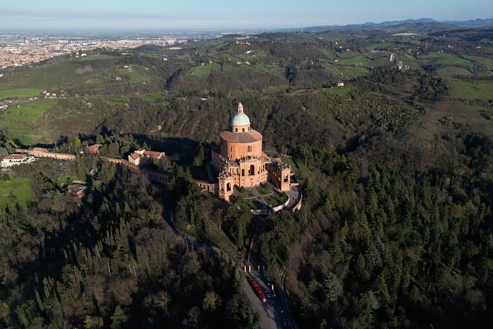Vespa tour to discover the Colli Bolognesi with lunch