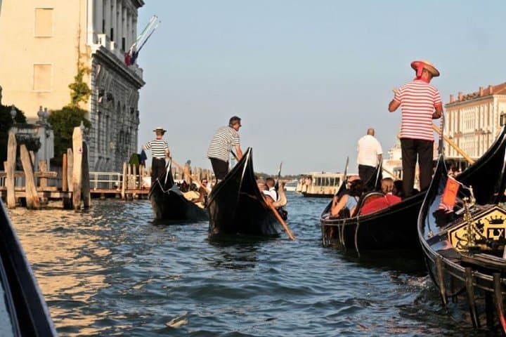 Full Day Private Venice Tour from Milan with Free Photography