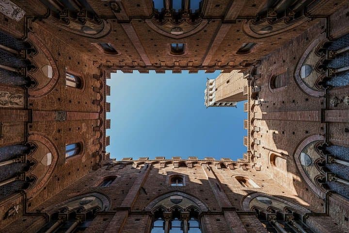 Siena Scavenger Hunt & Highlights Self-Guided Walking Tour