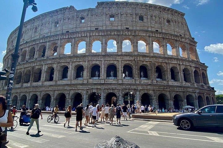 Colosseum Exterior Walking Tour and Roman forum and Palatine Hill