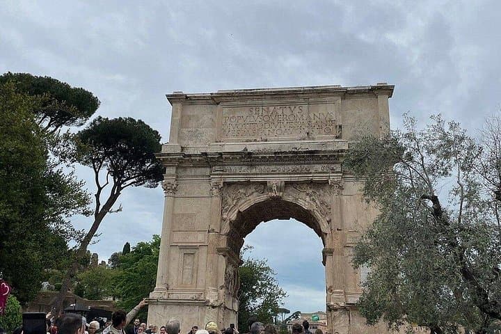 Colosseum Exterior Walking Tour and Roman forum and Palatine Hill