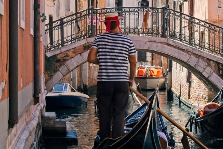Private Gondola Ride on the Grand Canal with Chilled Prosecco