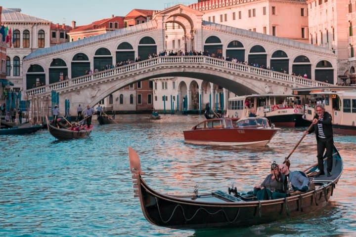 Private Gondola Ride on the Grand Canal with Chilled Prosecco