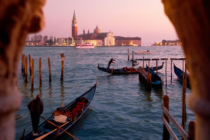Private Gondola Ride on the Grand Canal with Chilled Prosecco