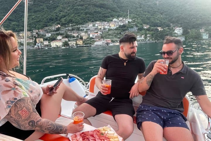 Como Lake: Self Drive Boat Rental - Without License