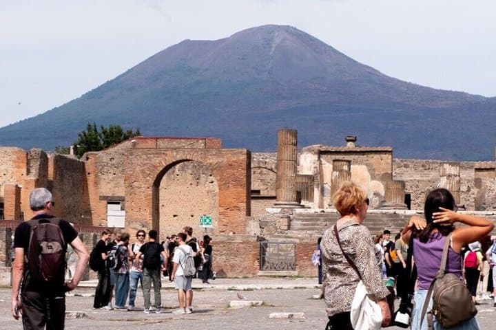 Pompeii Skip-the-Line Express Tour with Archaeologist-Small Group