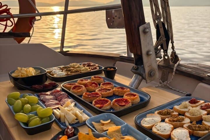Aperitif and sunset cocktail on a sailing boat for max 6 adults