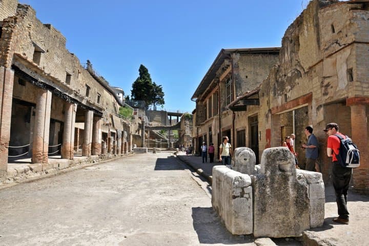 Explore Pompeii with Coach Tour
