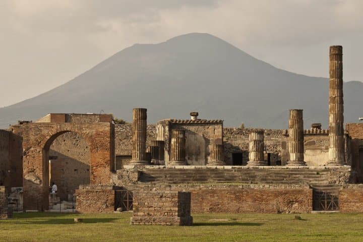 Explore Pompeii with Coach Tour