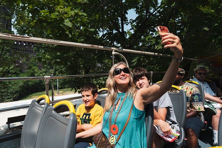 24-Hour "Gray Line" Milan Hop-On Hop-Off Tour with Audio Guide