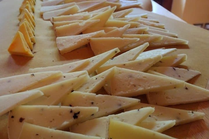 Farm Tour with Pecorino to Ricotta Craft Beer Tasting near Pienza