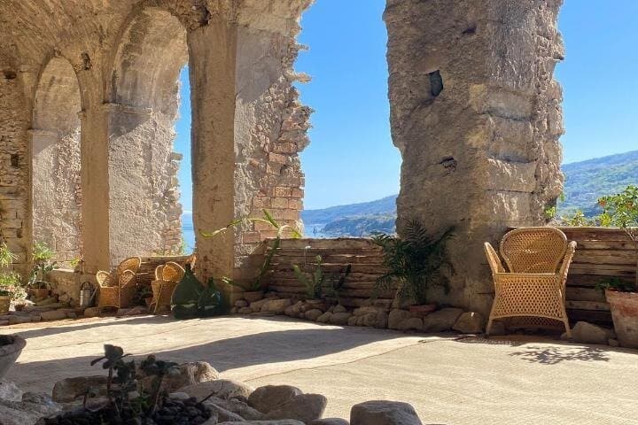 Historical account of the medieval arches of Tropea