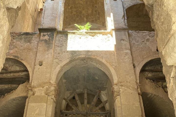 Historical account of the medieval arches of Tropea
