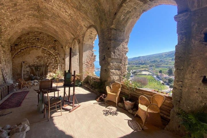 Historical account of the medieval arches of Tropea