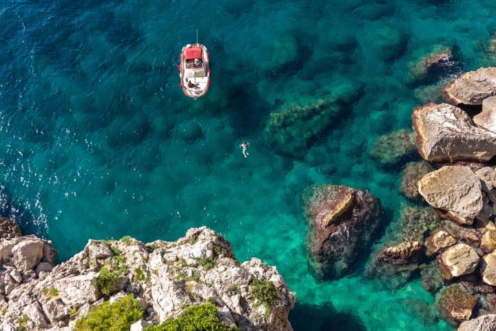 3-hour private boat tour of the island of Capri