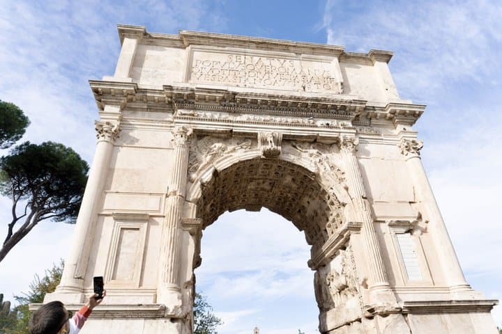 Rome: Guided Tour of Colosseum, Palatine Hill and Roman Forum