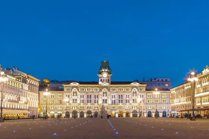 Guided tour in the heart of the city and experience in a historic cafe