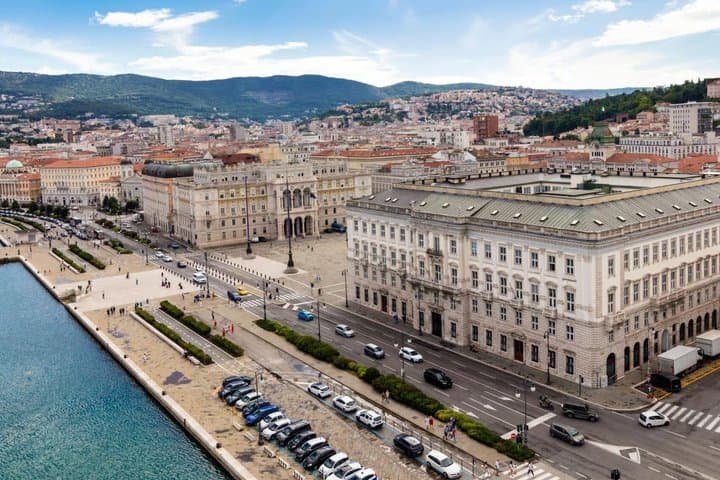 Guided tour in the heart of the city and experience in a historic cafe