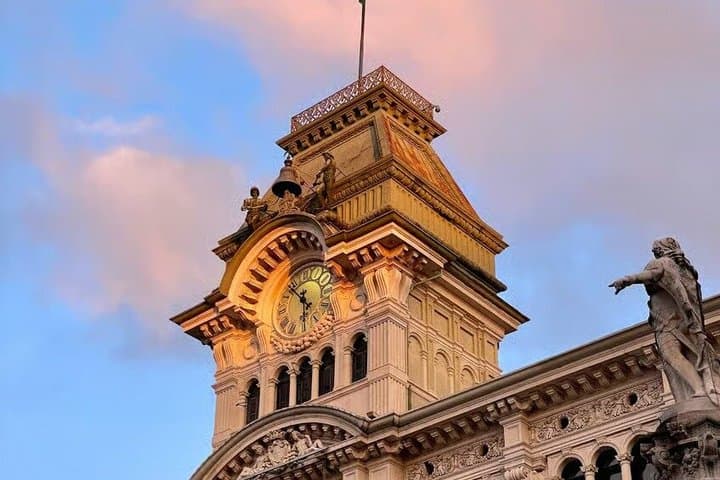 Guided tour in the heart of the city and experience in a historic cafe