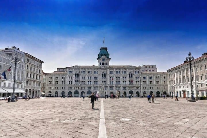 Guided tour in the heart of the city and experience in a historic cafe