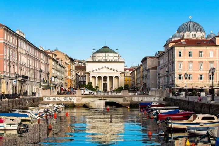 Guided tour in the heart of the city and experience in a historic cafe