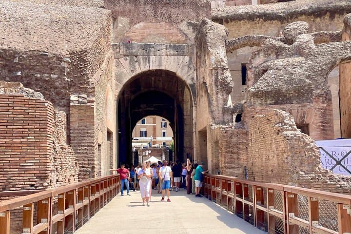 Private Tour of Colosseum Arena with Entrance to Roman Forum