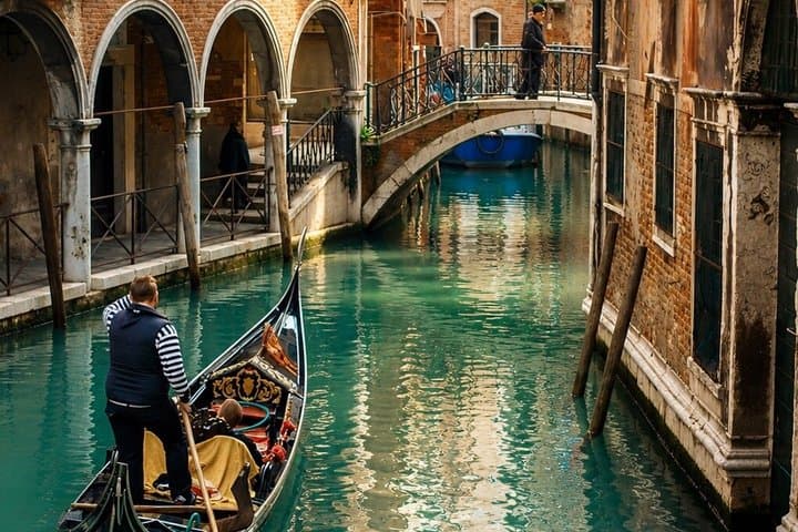 Venice: Private Romantic Gondola Ride under the Bridge of Love