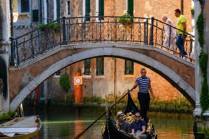 Venice: Private Romantic Gondola Ride under the Bridge of Love