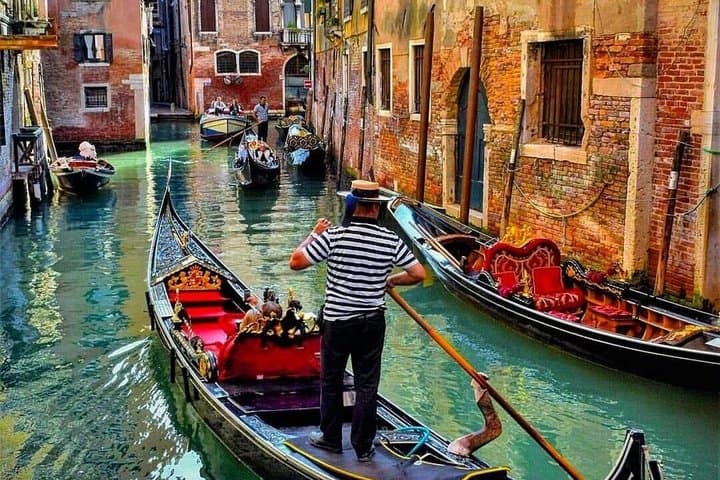 Venice: Private Romantic Gondola Ride under the Bridge of Love
