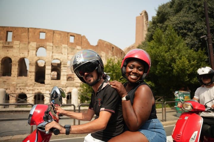 Rome: Vespa Tour with Professional Photoshoot