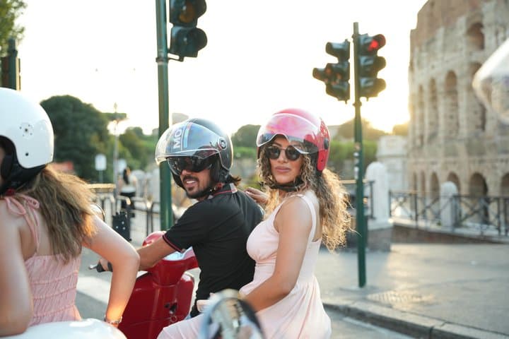 Rome: Vespa Tour with Professional Photoshoot