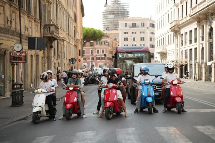 Rome: Vespa Tour with Professional Photoshoot