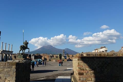 Tour in the ruins of Pompeii with an archaeologist
