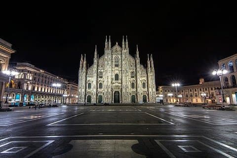 Milan private guided tour by night