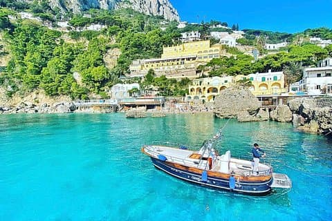 2-Hour Private Boat Tour to the Natural Beauties of Capri
