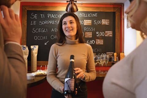 Presenting each wine with tasting notes and grapes