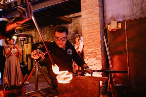 Vetro incandescente in lavorazione