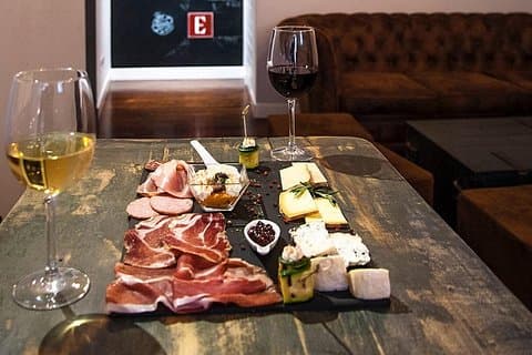 EAT AND DRINK LIKE A LOCAL - Wine Tasting in Trastevere w/ Gelato