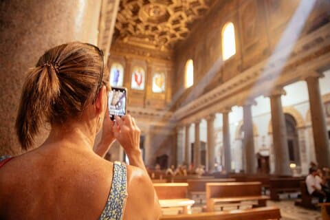 Mobile street photo in Trastevere