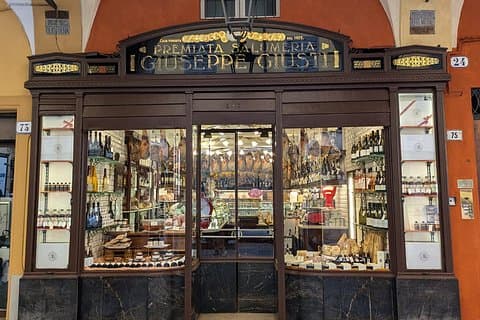 Historical Gastronomy Shop visits in Modena with tastings