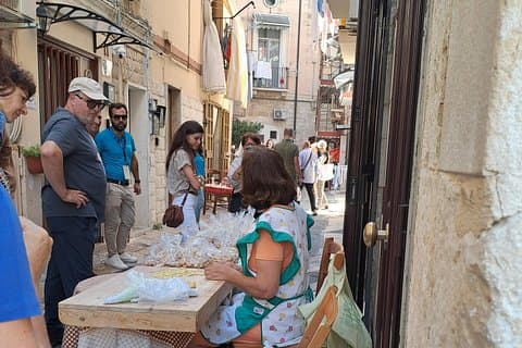 Bari: Guided Tour of the Old Town with Street Food