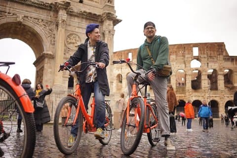 Rome bike tour stop at the Arch of Constantine
