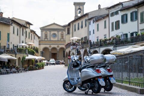 Florence e-Vespa Self-Drive Tour with Wine & Food Stop