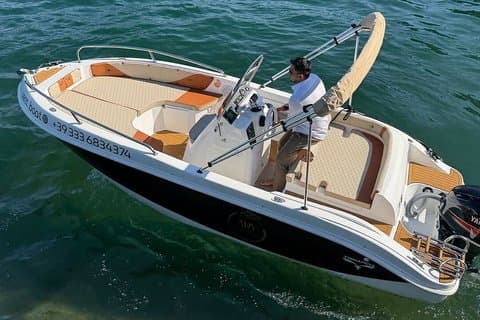 Self Drive Boat Rental License Free in Lake Como